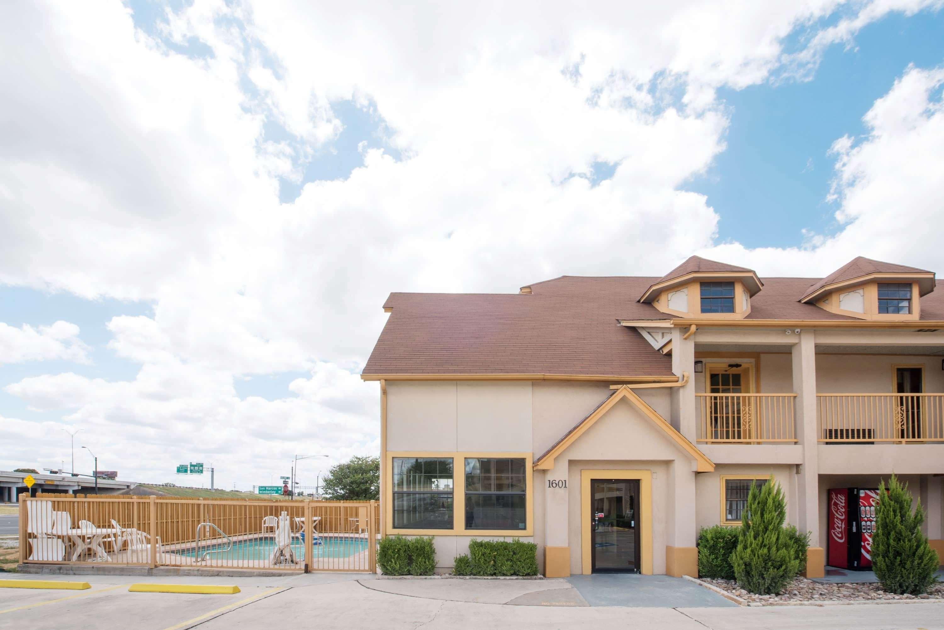 Howard Johnson By Wyndham San Marcos Exteriér fotografie