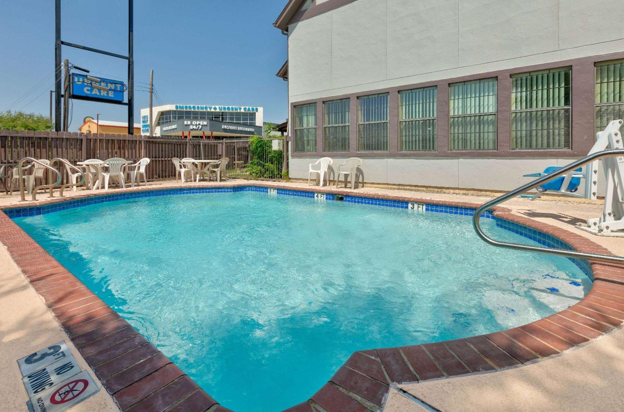 Howard Johnson By Wyndham San Marcos Exteriér fotografie